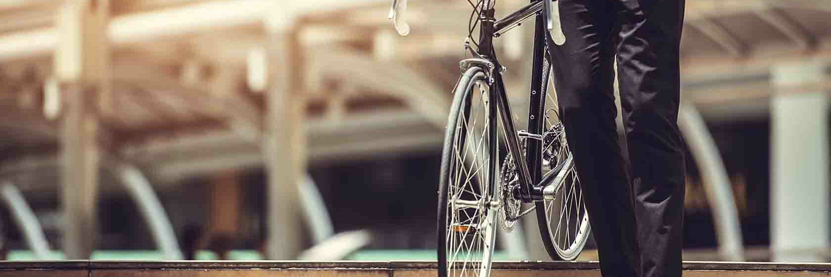 Man met fiets op de trap buiten