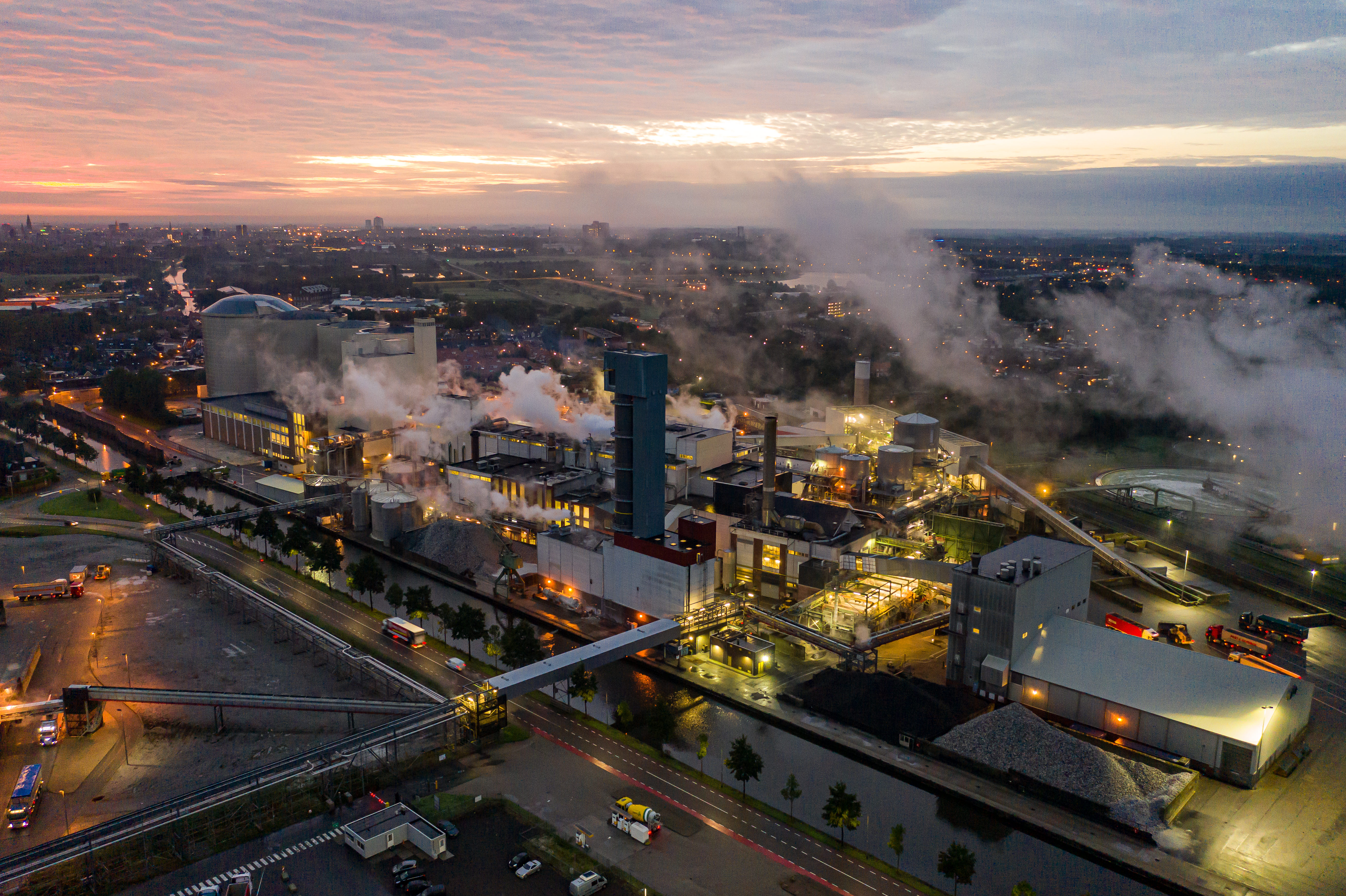 Terrein Suiker Unie, 's avonds vanaf boven genomen