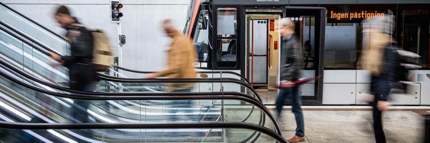 Roltrap met passagiers bij lightrail Bybanen in Bergen Noorwegen