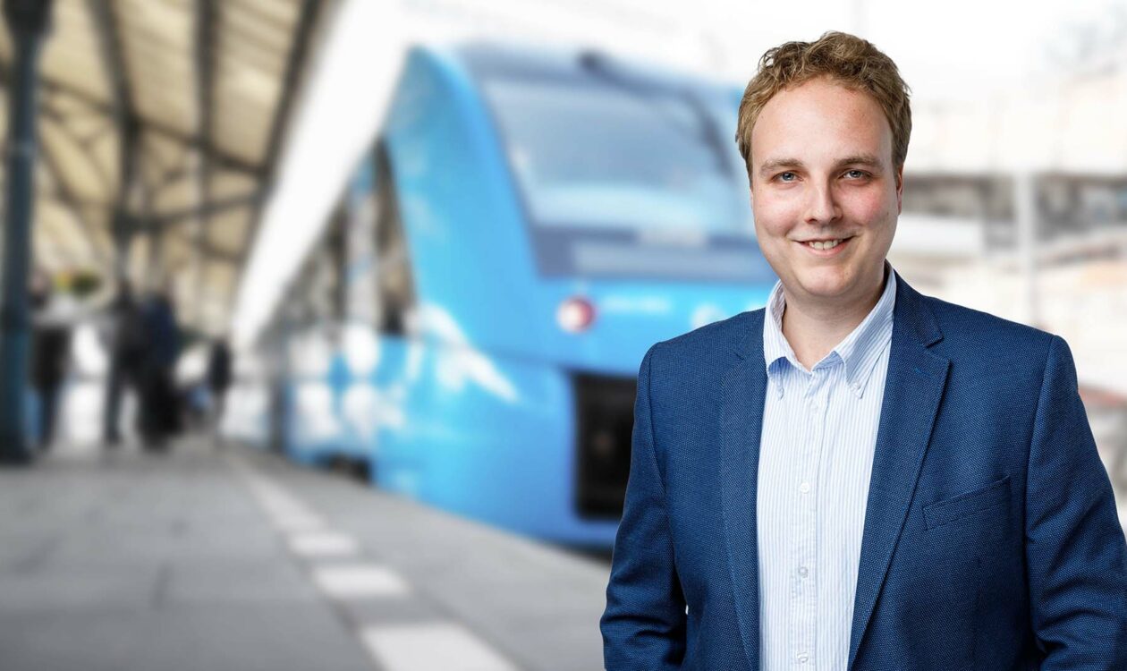 Portret Jasper Paauwe bij trein in Groningen op station
