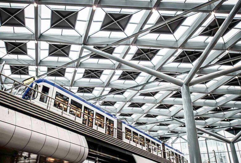 Den-Haag centraal station met opvallende dakconstructie