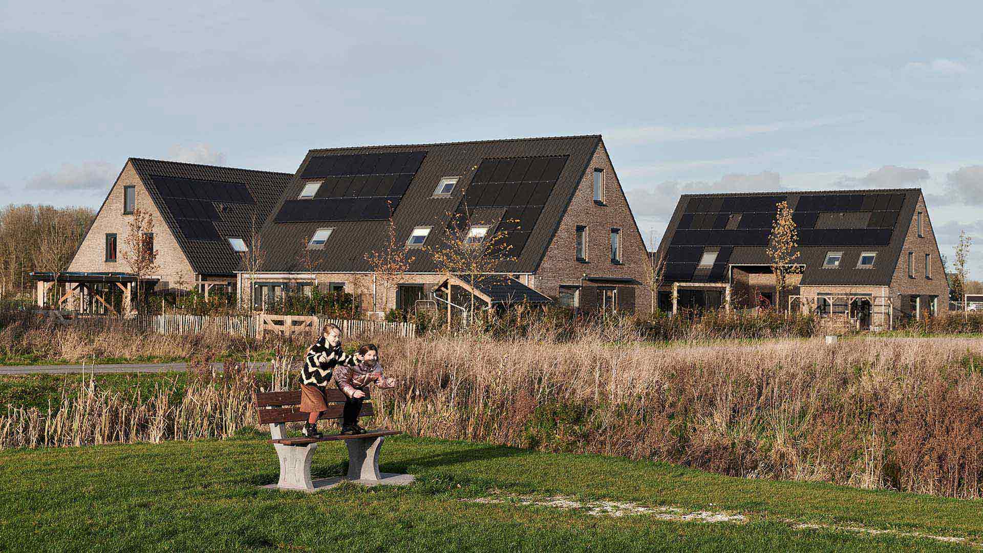 Huizen met zonnepanelen in duurzame woonwijk