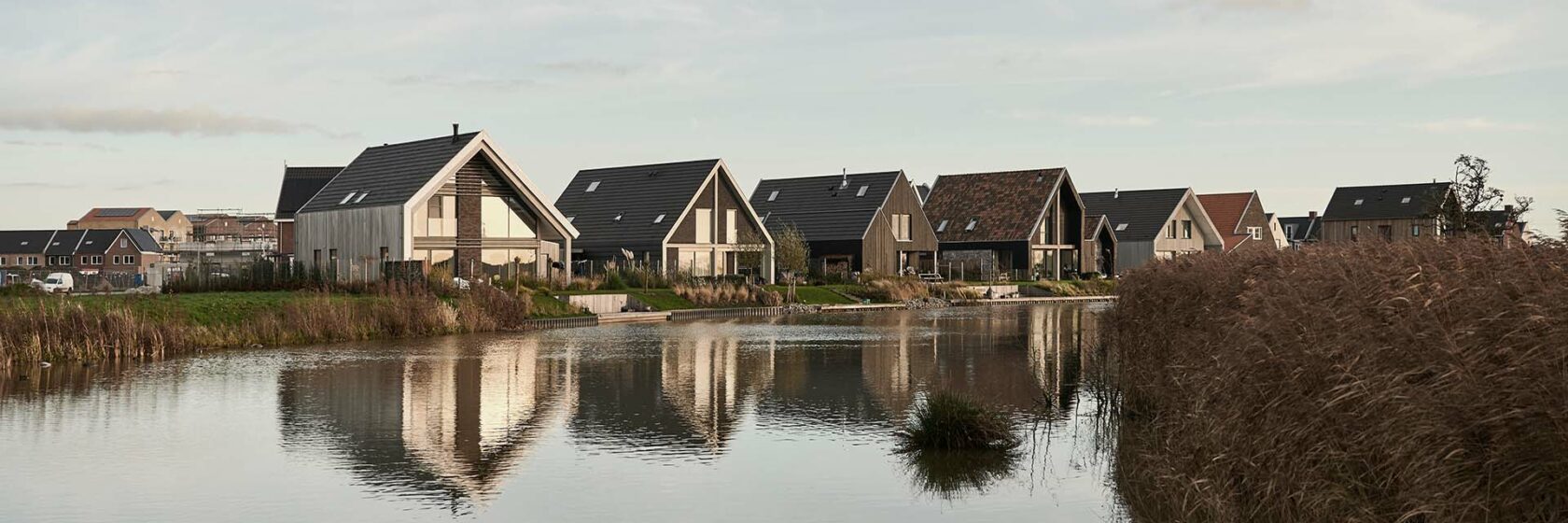 Inspiratiebundel Duurzame woonwijk met zonnepanelen op huizen aan het water in Leeuwarden