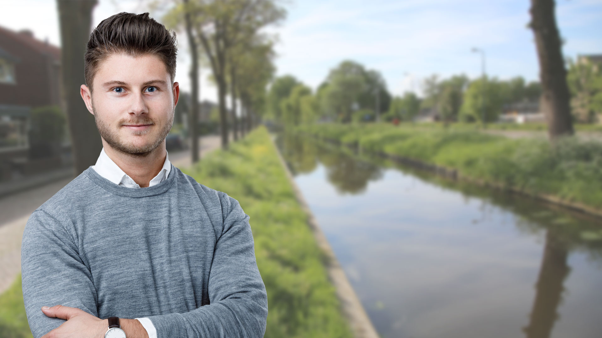 Portret van Jeroen van Eekelen voor een straat met huizen met veel groen en water