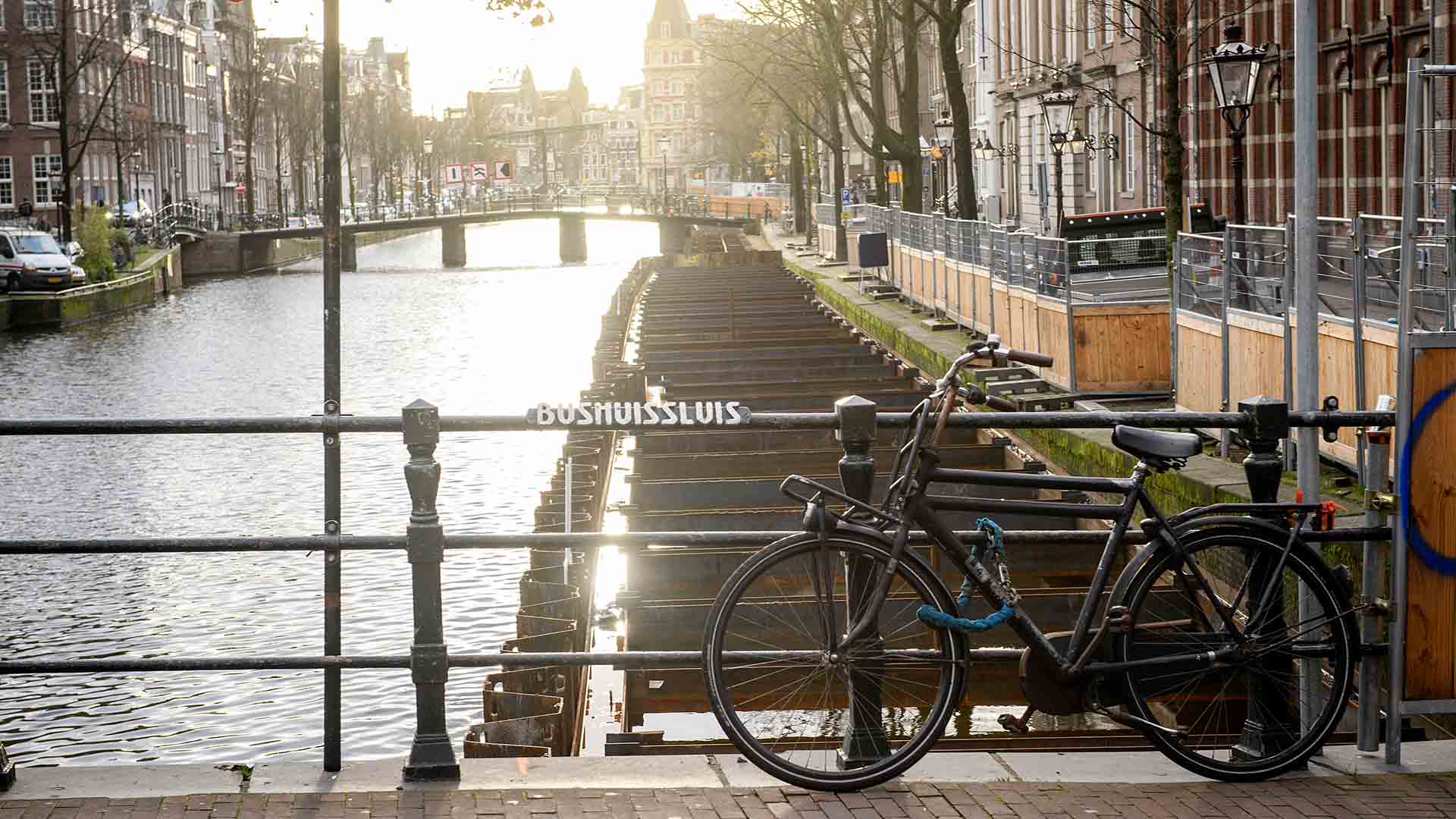 Geparkeerde fietsen tegen brug in Amsterdam