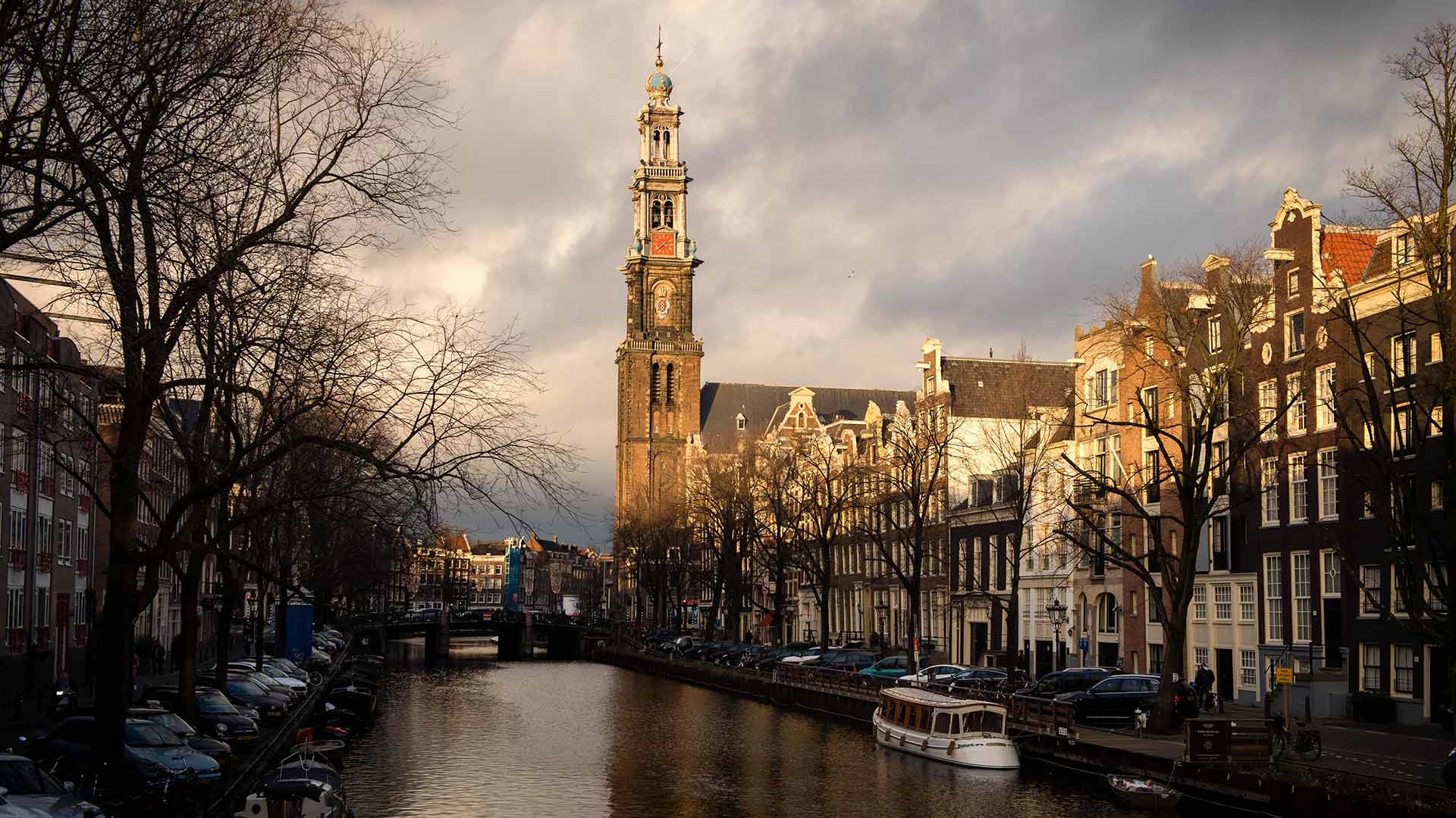 Gracht in Amsterdam met uitzicht op Westertoren