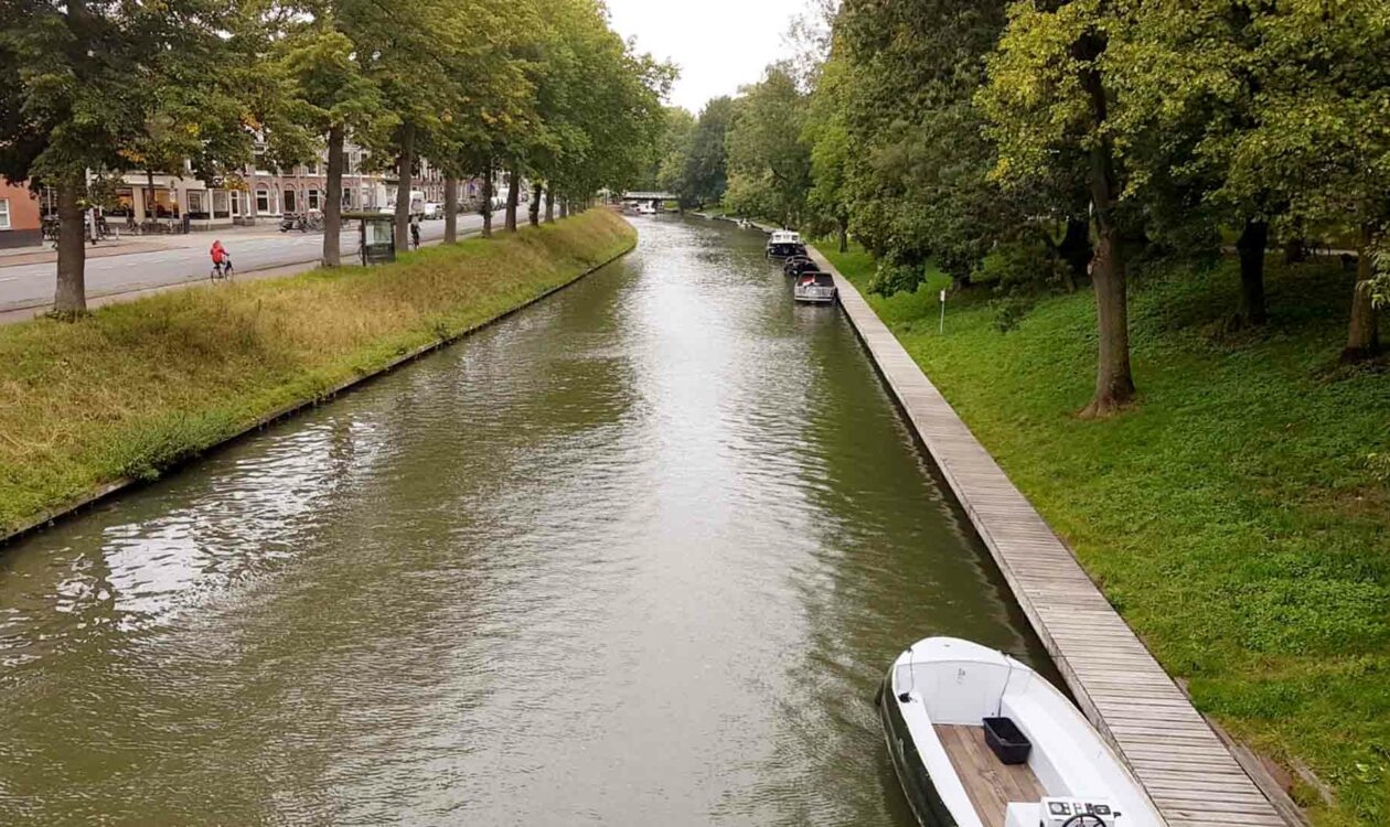 Singel in Utrecht met bootjes en een fietser langs de kant