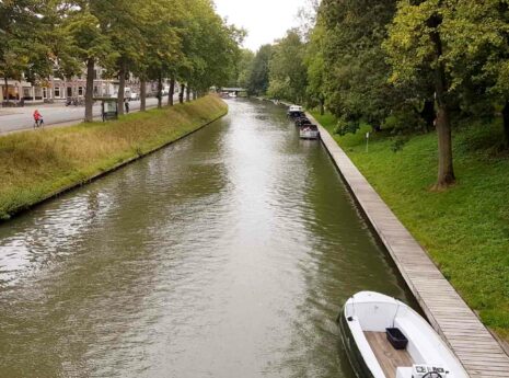 Singel in Utrecht met bootjes en een fietser langs de kant