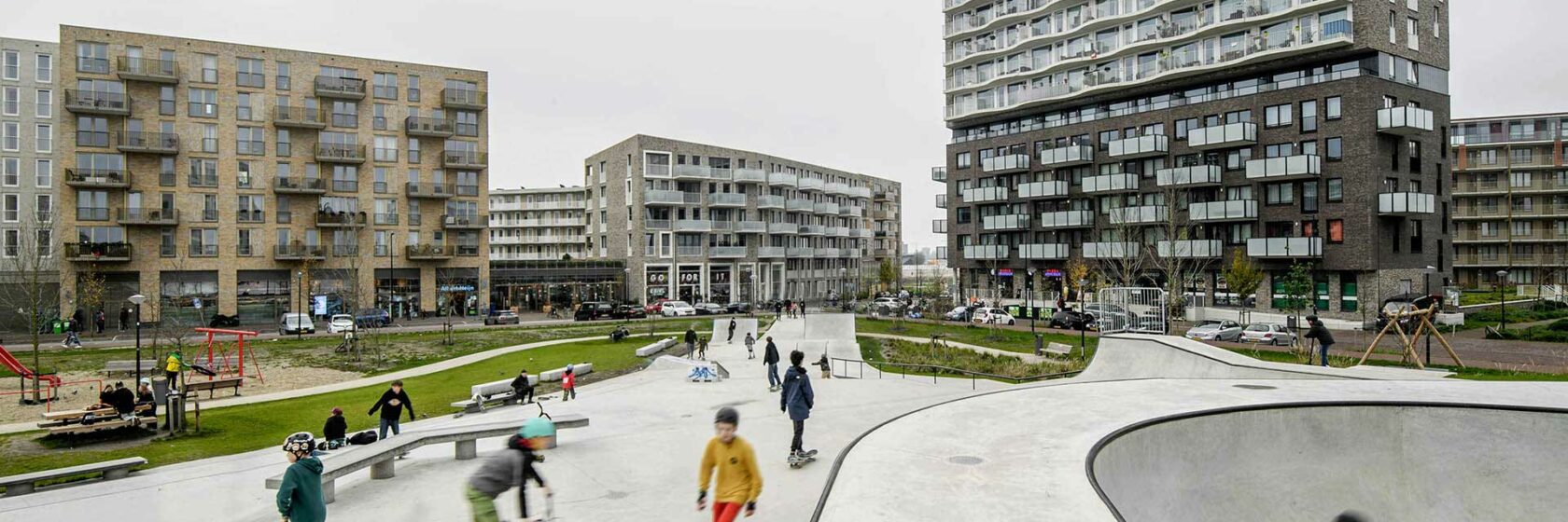 Skaters op de skatebaan in Zeeburgereiland Amsterdam
