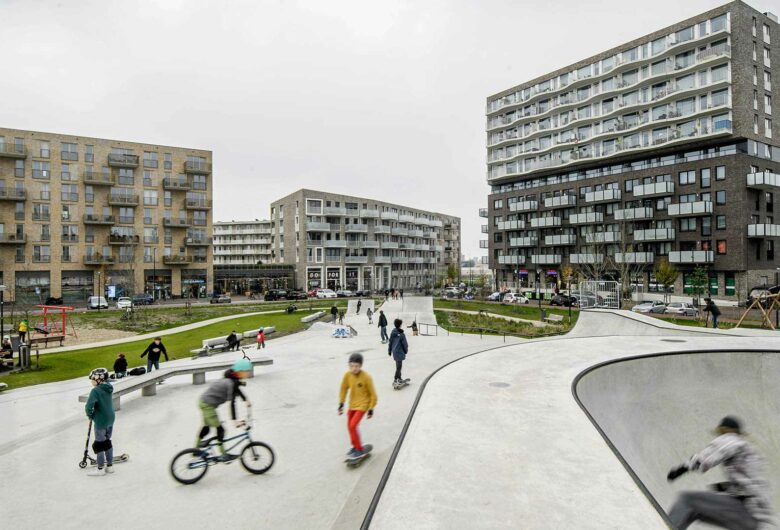 Skaters op de skatebaan in Zeeburgereiland Amsterdam