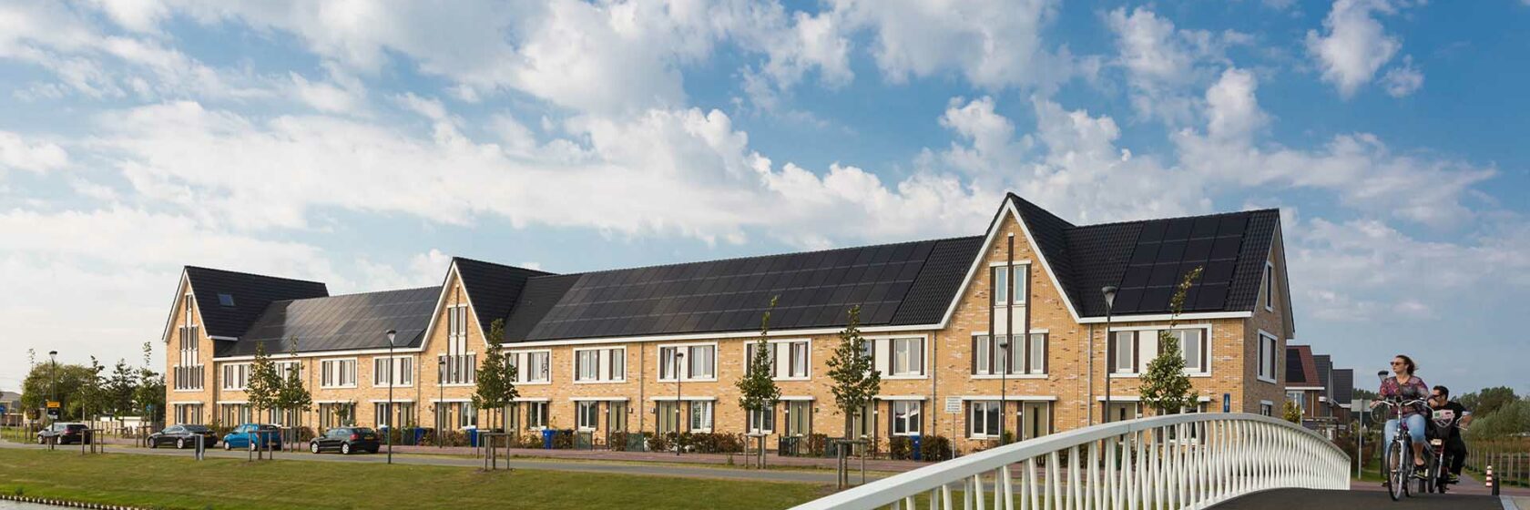 Duurzame woonwijk met brug, groen en blauwe lucht