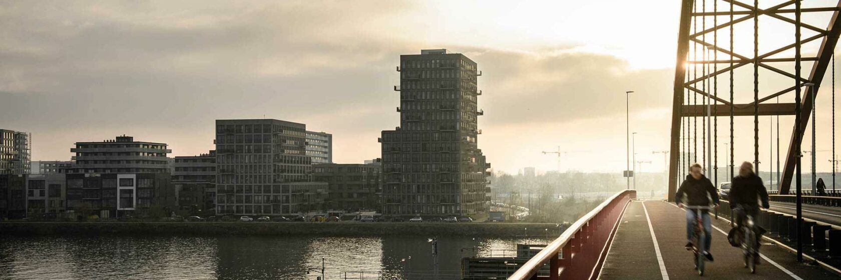 Fietsers op brug naar Zeeburgereiland Amsterdam