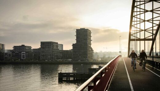 Fietsers op brug naar Zeeburgereiland Amsterdam