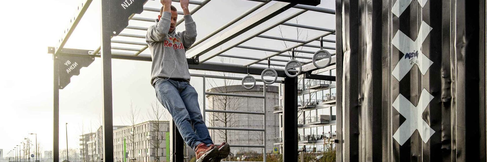 Sportende man op Zeeburgereiland in Amsterdam