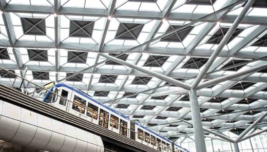 Tram op Den Haag Centraal Station met opvallende dakconstructie