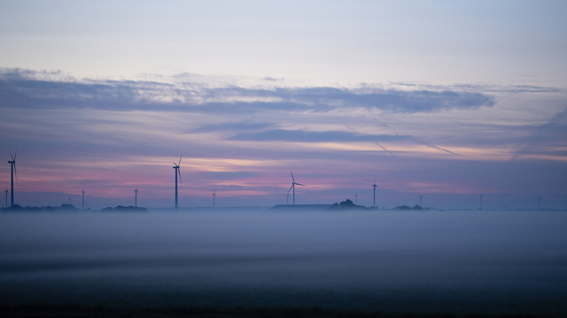 Duurzame energie, windmolens in mistig gebied