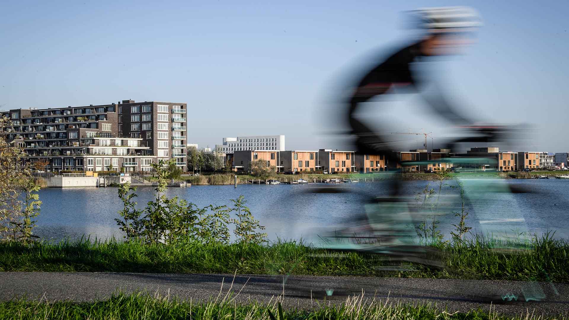 Wielrenner op fiets bij Zeeburg Amsterdam
