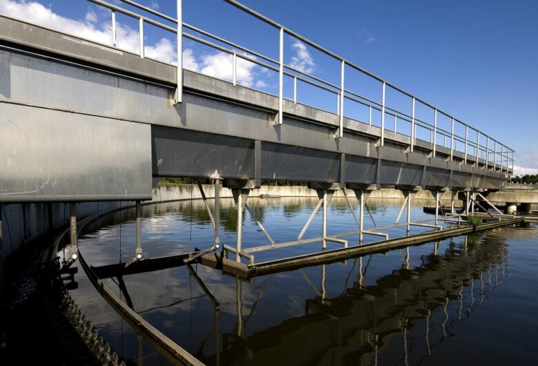 Waterzuiveringsinstallatie blauwe lucht