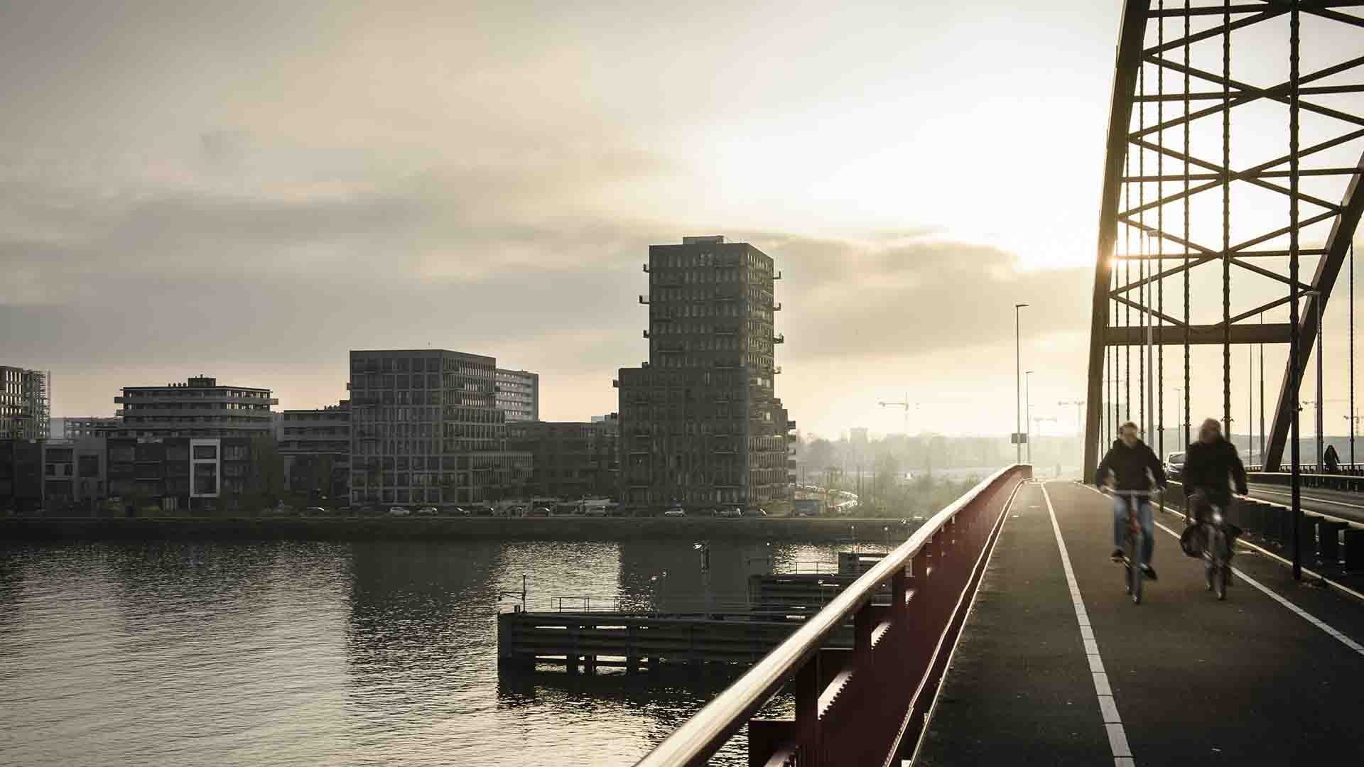 Fietsers op een brug in Zeeburg in Amsterdam