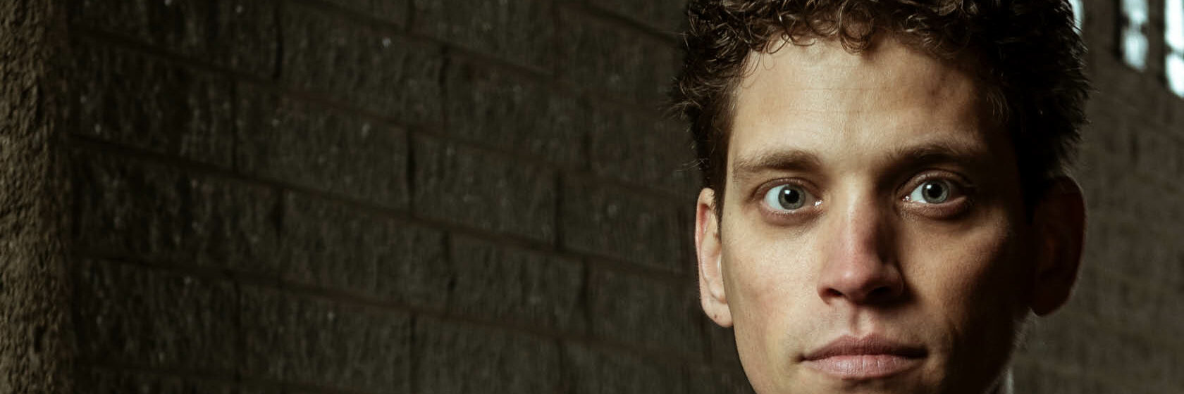 Portretfoto van Sweco adviseur Arend van Woerden schaduw
