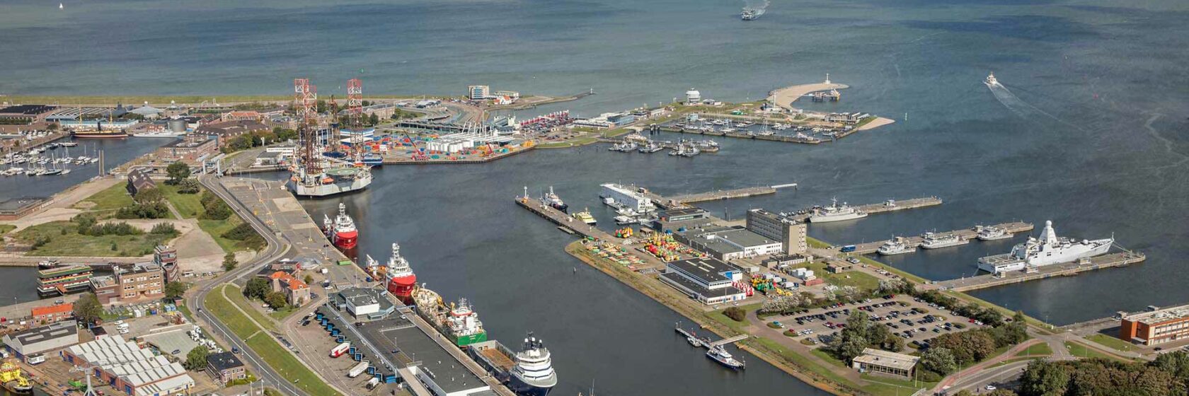 Luchtfoto van Haven met schepen die gebruik maken van walstroom