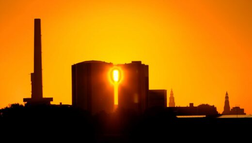 Duurzame industriële gebouwen en fabrieken met ondergaande zon