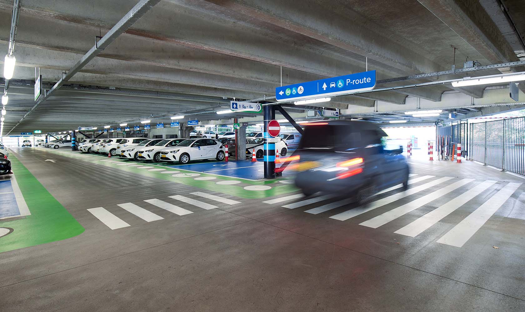 Auto's in P+R parkeergarage in Utrecht Westraven