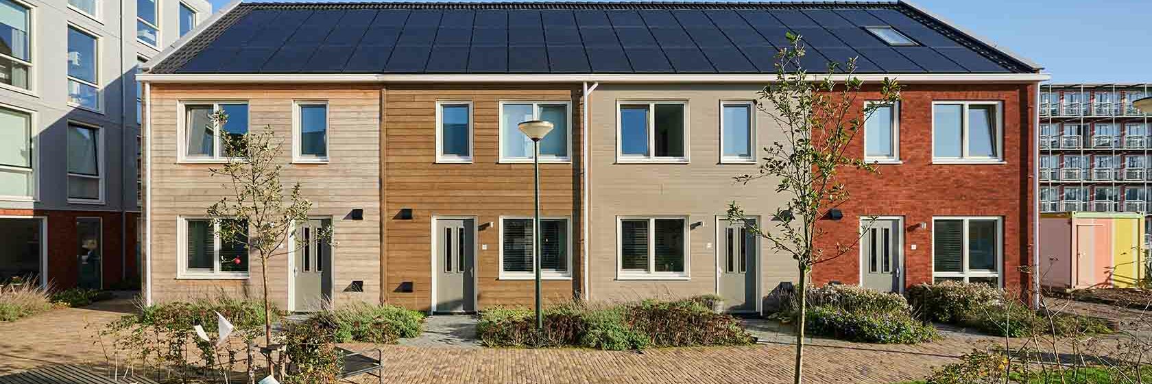 Duurzame woonwijk met zonnepanelen en veel groen aan Loskade in Groningen