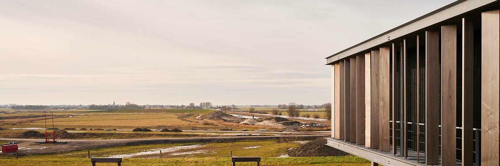 Gebouw en picknickbanken op Energiecampus in Leeuwaren