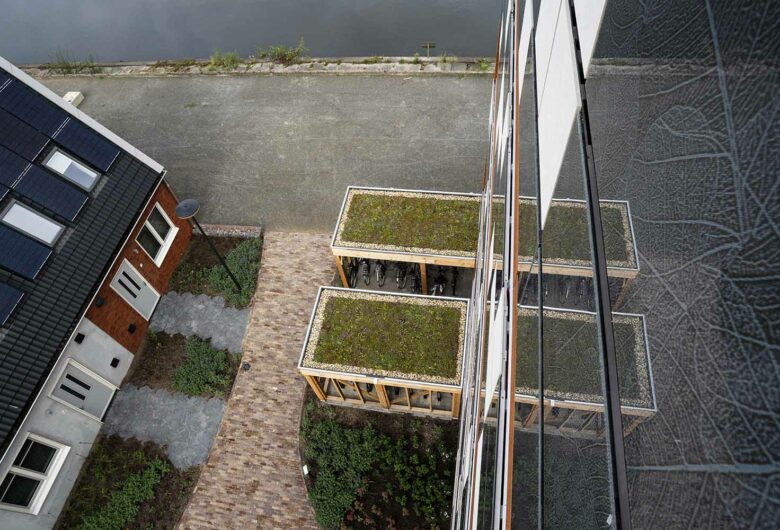 Duurzame woonwijk met groene daken bij Loskade in Groningen