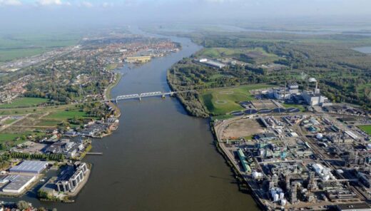 Luchtfoto van bedrijventerrein Chemours in Dordrecht