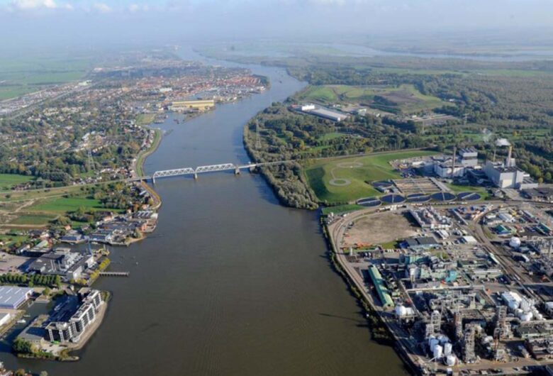 Luchtfoto van bedrijventerrein Chemours in Dordrecht