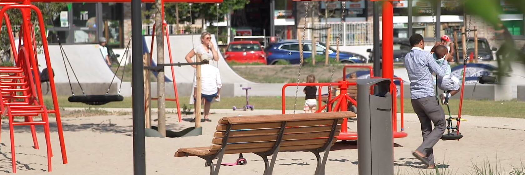 Bankje bij de speeltoestellen naast het skatepark