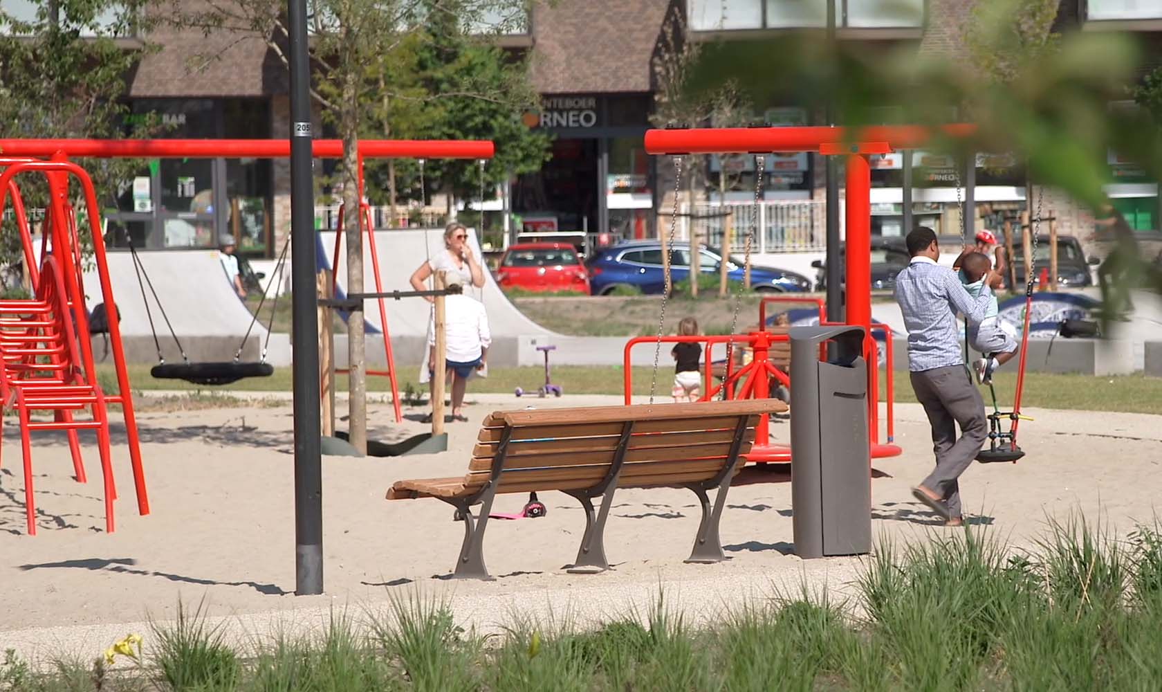 Bankje bij de speeltoestellen naast het skatepark