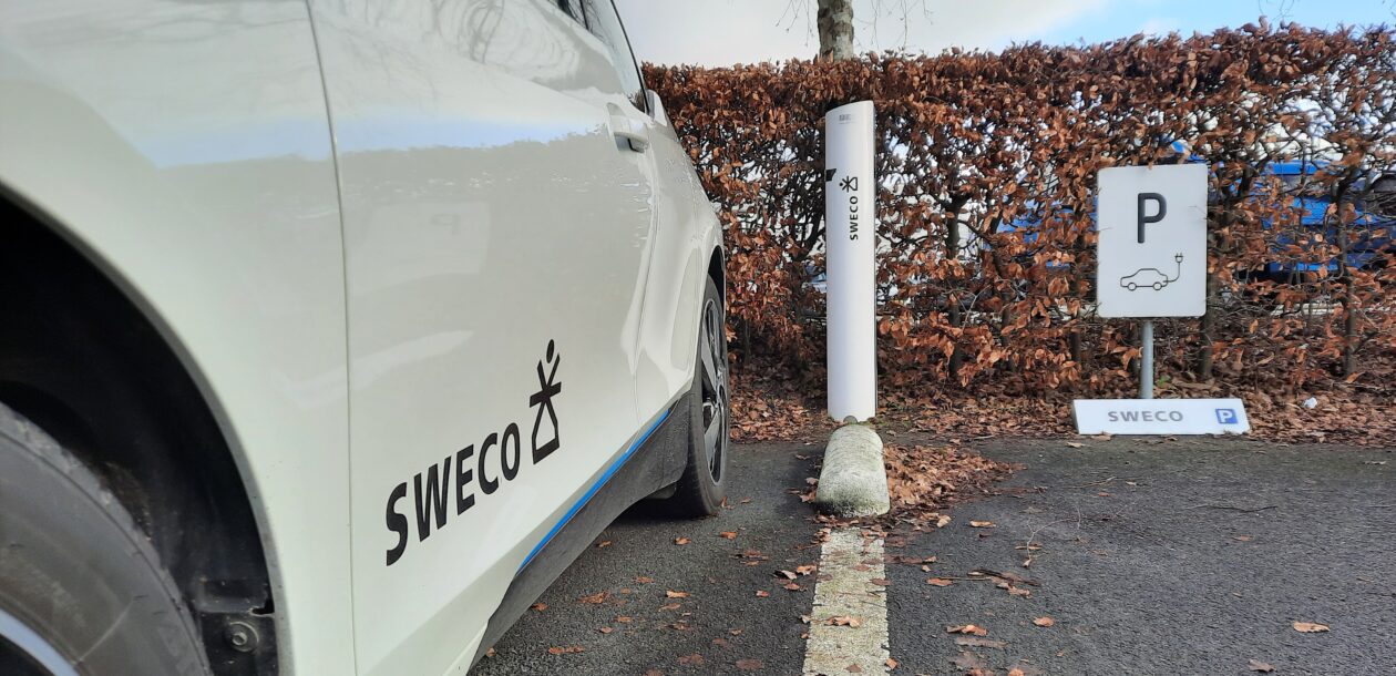 Elektrische auto bij laadpaal