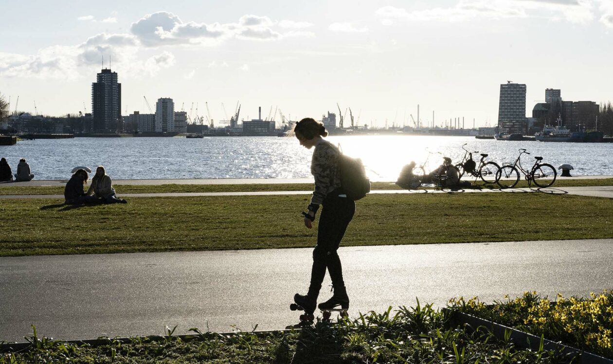 Jongen skate langs rivier