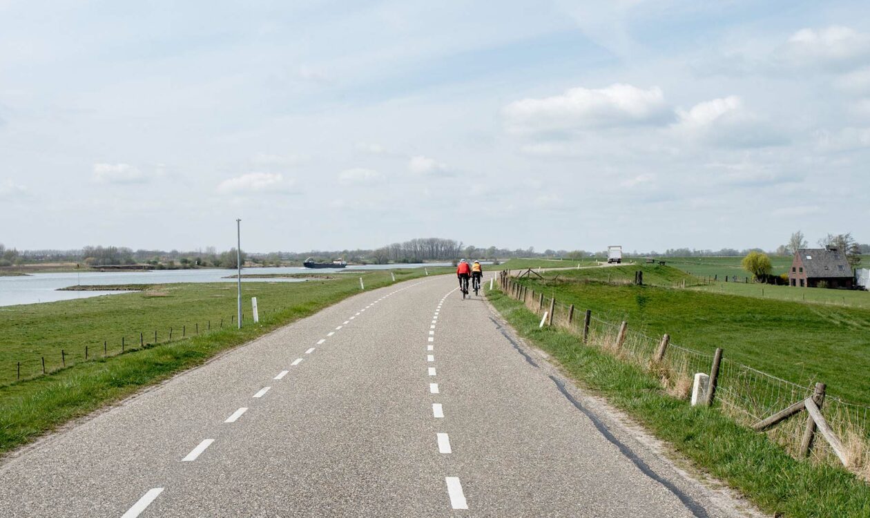 Fietsers op de Lekdijk