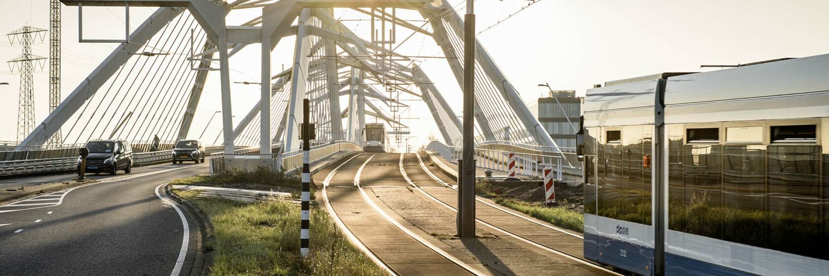 Tram die de brug over IJburg oprijdt