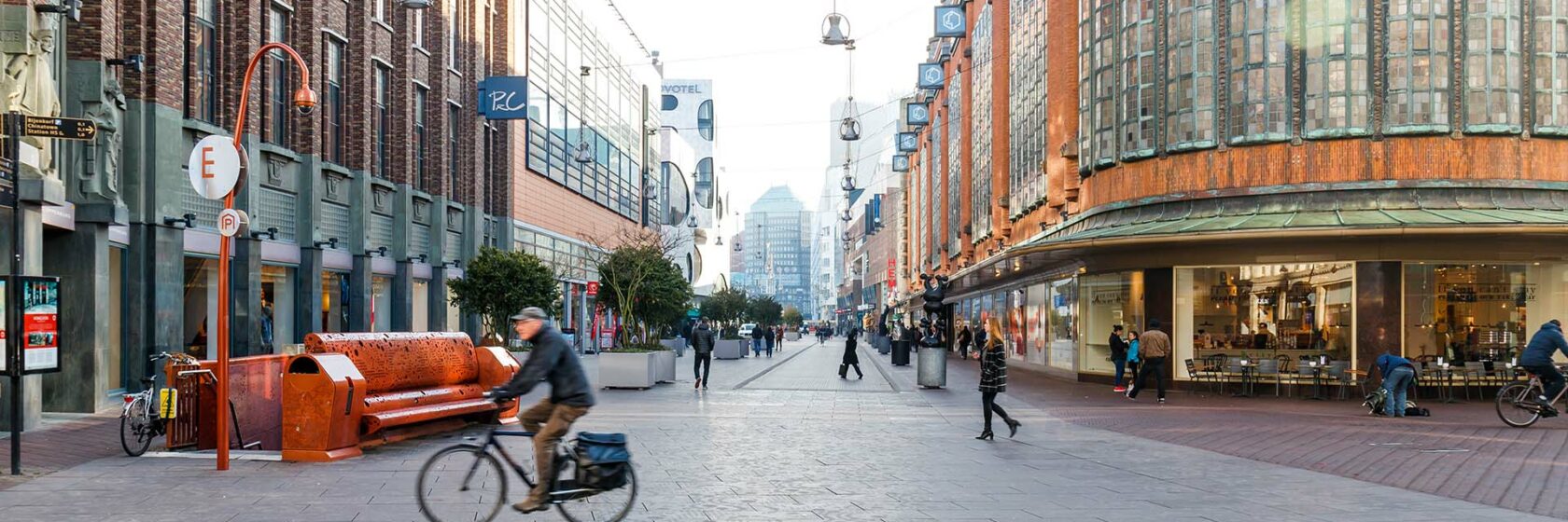 Fietsers en voetgangers in rustige straat