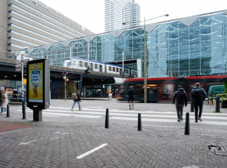 Voetgangers, trams, metro in Den Haag