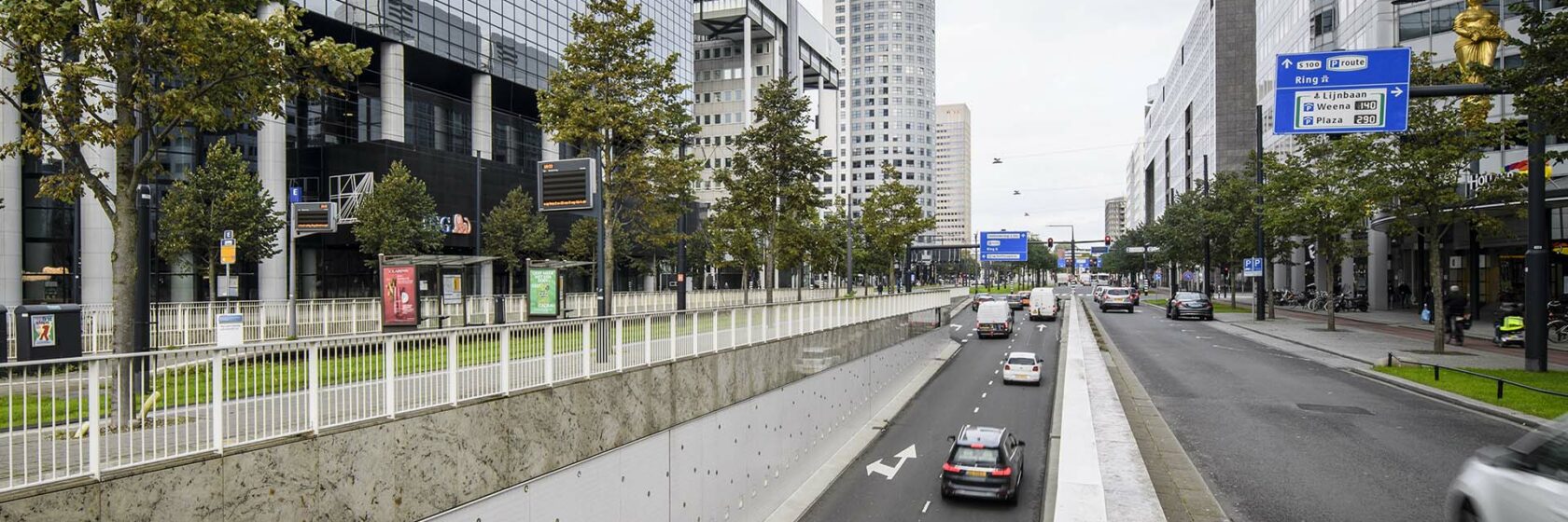 Autoweg en gebouwen in Rotterdam