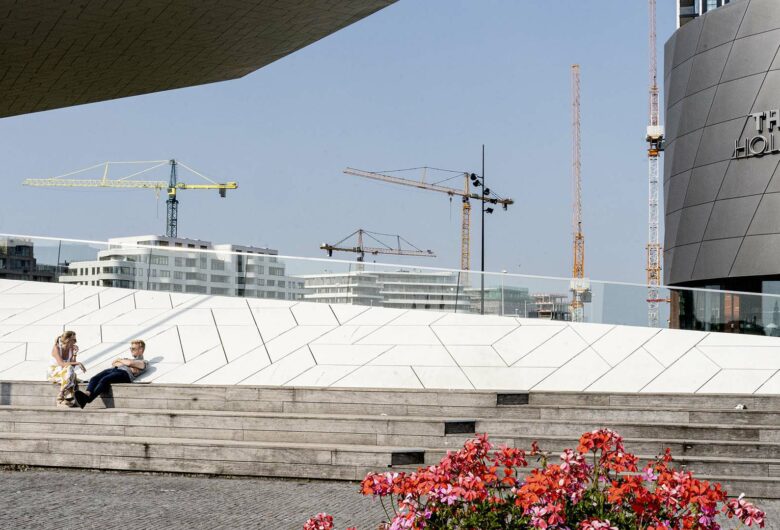 Jongen en meisje zittend in de zon op houten trap