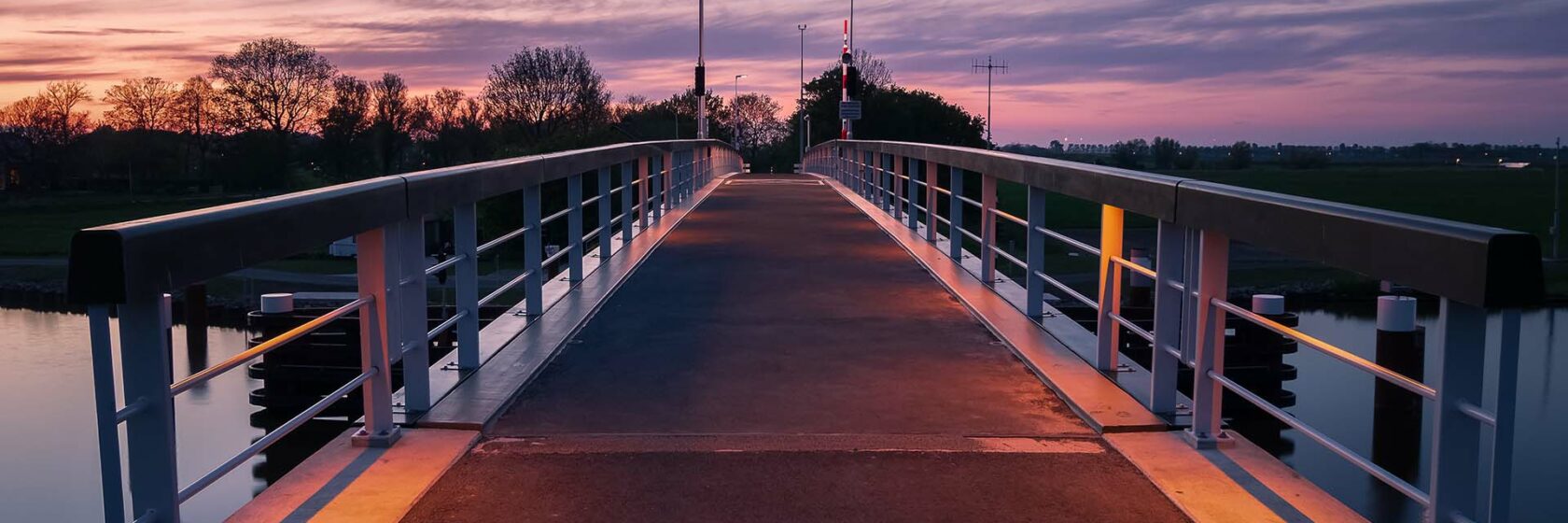 Friese biobrug bij ondergaande zon
