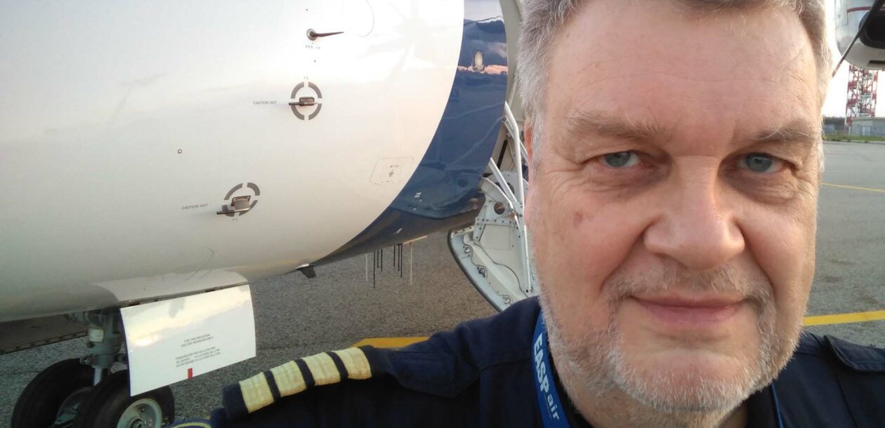 Close up van Pieter voor vliegtuig