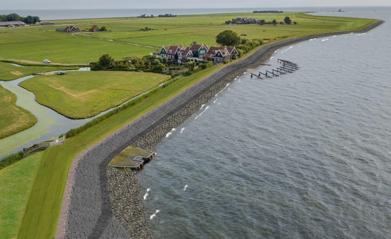 Visualisatie van dijkversterking Marken met huizen en water