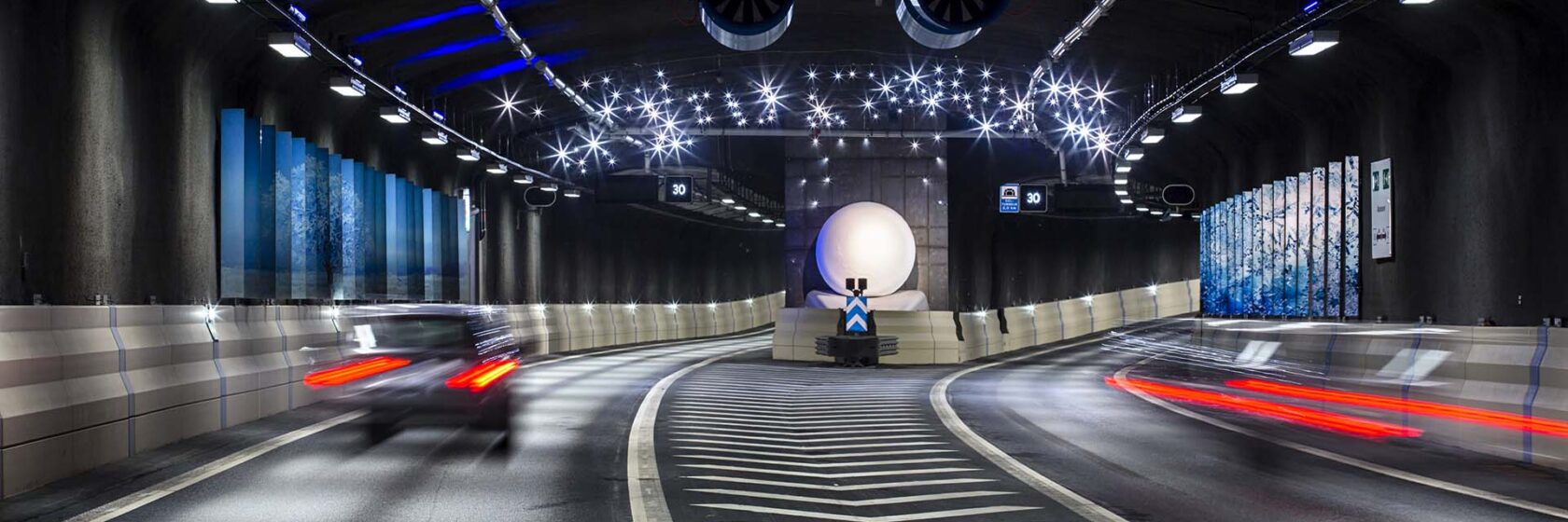 Rijdende auto's in tunnel