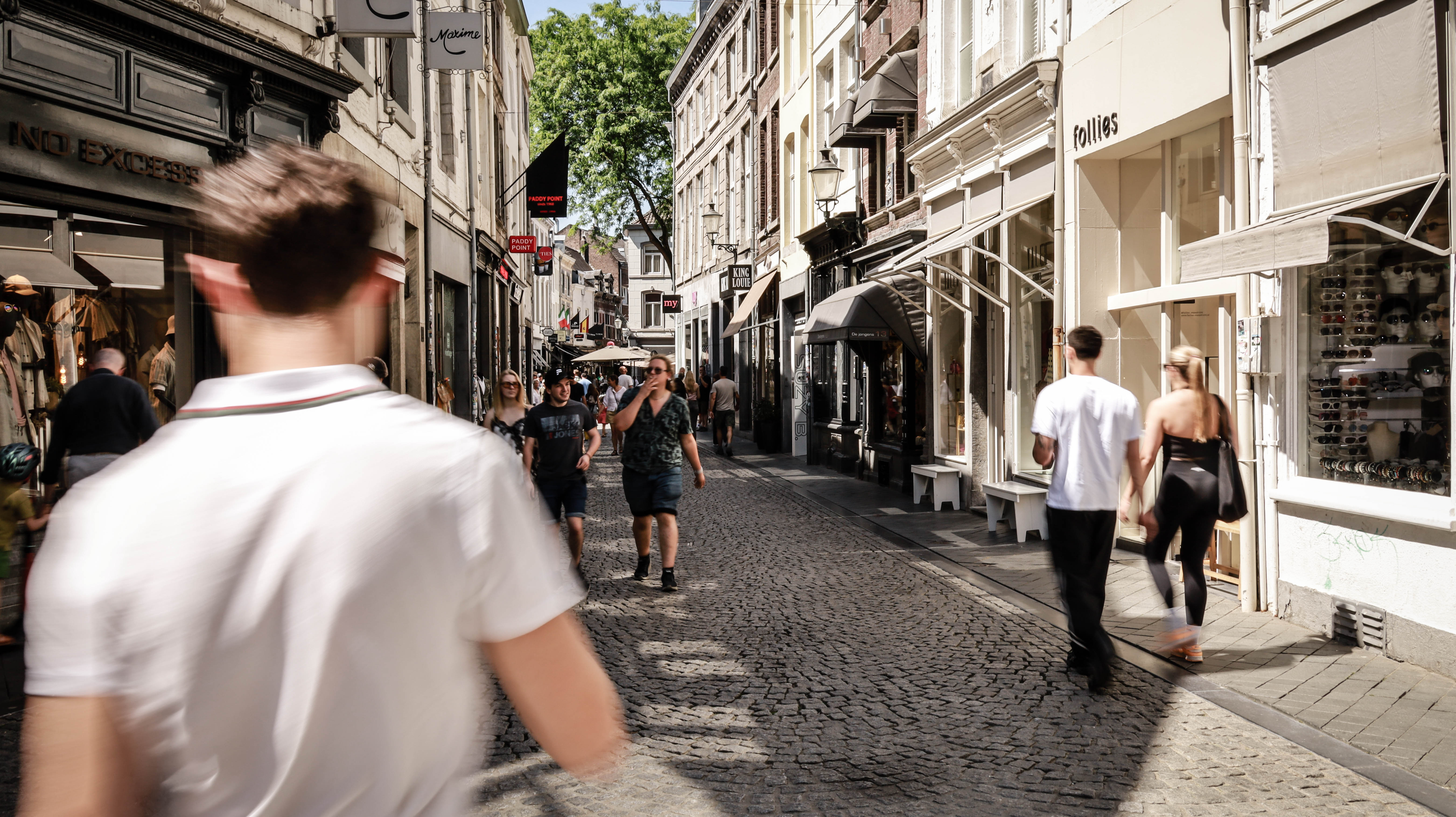 Mensen aan het winkelen in Maastricht