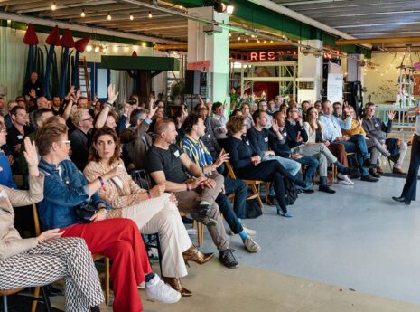 Sweco evenement met spreker voor een groep tijdens Dutch Design Week