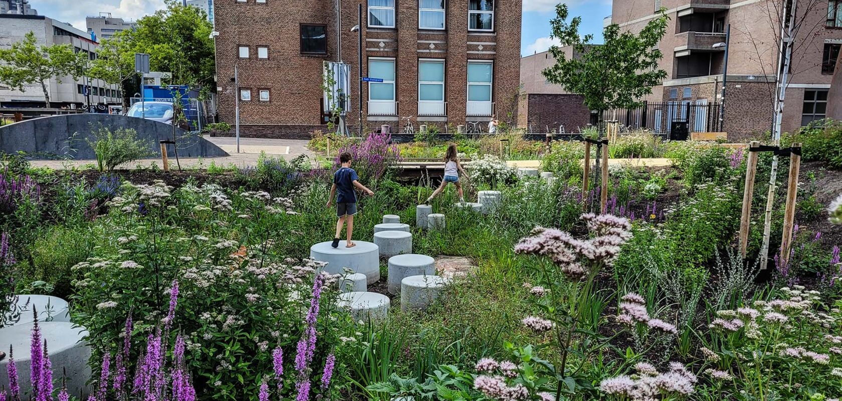 kinderen spelen op stepping stones in groene woonwijk