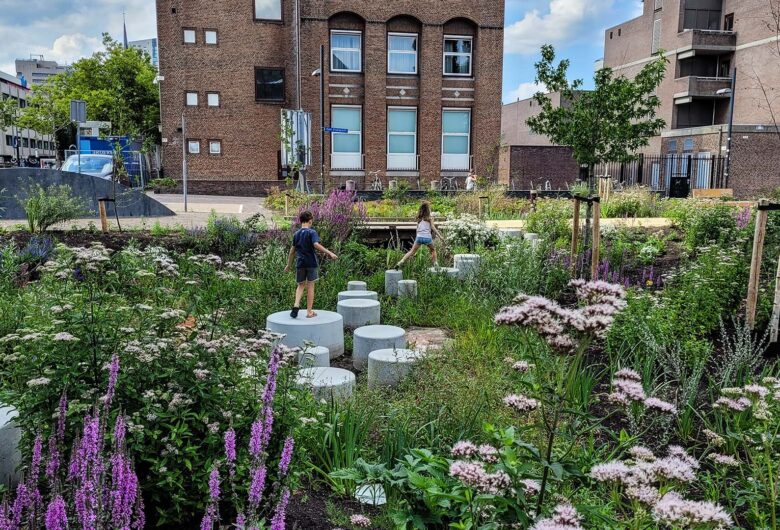 kinderen spelen op stepping stones in groene woonwijk